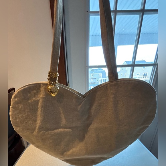 VINTAGE: Carey Adina | oversized heart shoulder bag. - Picture 16 of 16